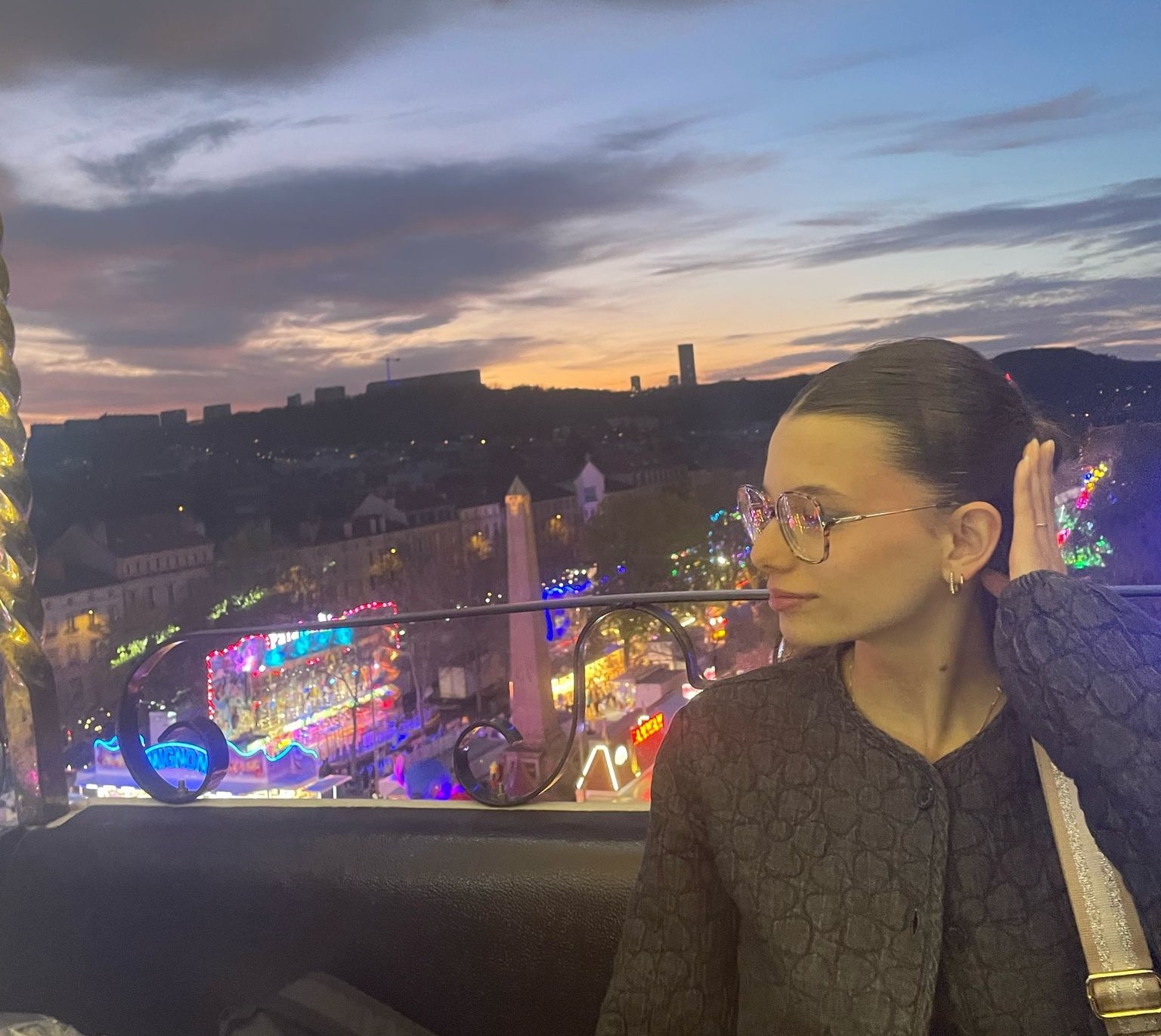 Photo d'une femme de coté devant un couché de soleil